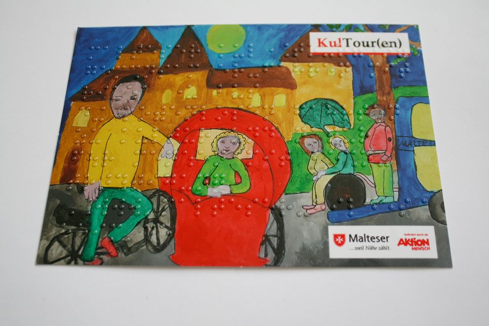 Postkarte mit Menschen im Rollstuhl vor Häusern