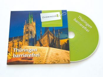 CD-Hülle "Thüringen barrierefrei"mit Ansicht eines Doms und angeschnittener Reliefkarte, CD schaut zur Hälfte aus der Hülle