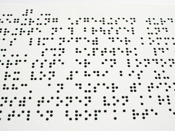 Text in schwarzem Braillelack gedruckt
