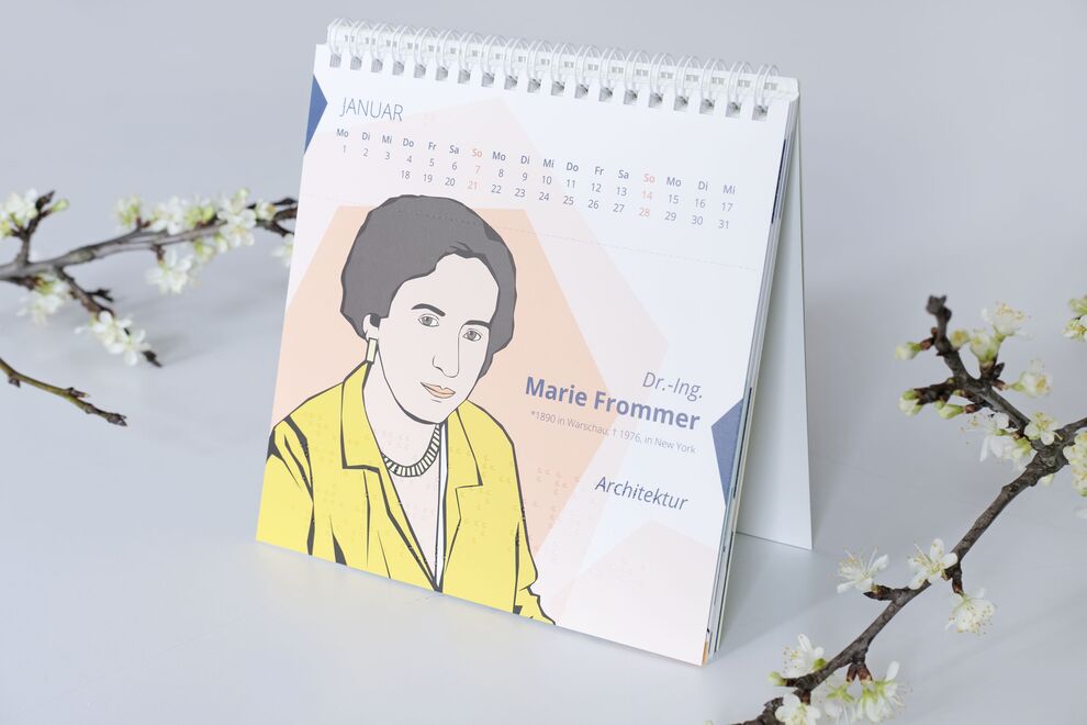 Aufgestellter Postkartenkalender mit Kalendarium und gezeichnetem Porträt von Dr. Ing. Marie Frommer