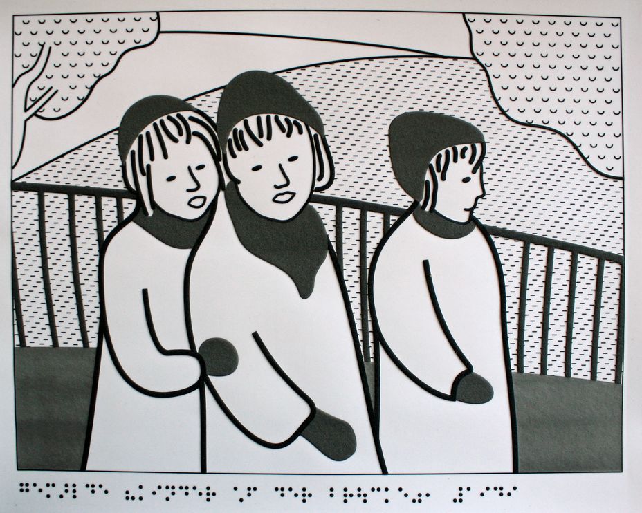 Drei Kinder mit Mütze auf einer Brücke
