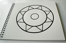 Aufgeschlagenes Ringbuch mit Mandala zum Ausmalen