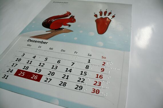 Kalenderblatt mit Eichhörnchen und Kalendarium Dezember