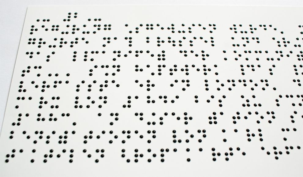 Text in schwarzem Braillelack gedruckt