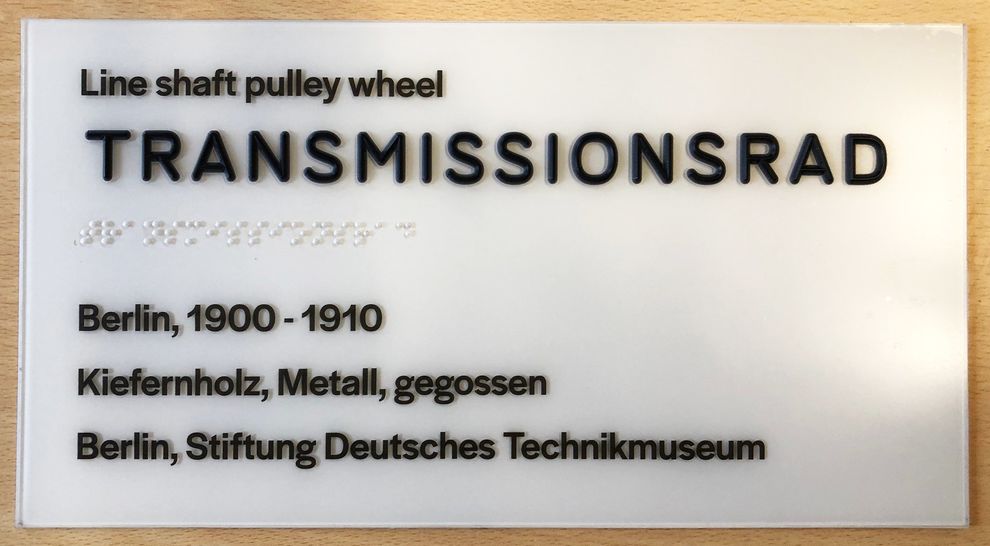 Acrylschild "Transmissionsrad, Berlin, 1900-1910, Kiefernholz, Metall, gegossen, Berlin, Stiftung Deutsches Technikmuseum