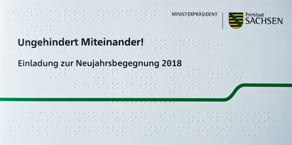 Einladung in Brailleschrift und Schwarzdruck mit Logo Freistaat Sachsen rechts oben