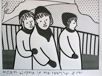 Drei Kinder mit Mütze auf einer Brücke