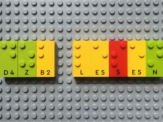 LEGO-Bausteine mit Brailleschrift auf einer LEGO-Platte, dzb lesen