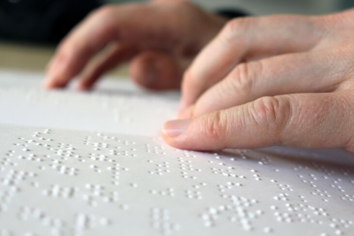 Hände lesen Brailleschrift