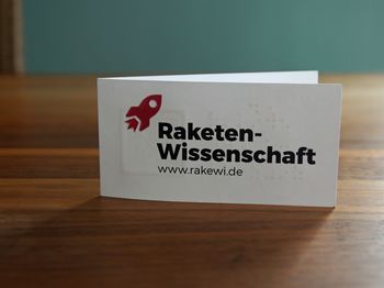 Aufklappbare Visitenkarte  "Raketenwissenschaft" stehend, Rakete als Logo