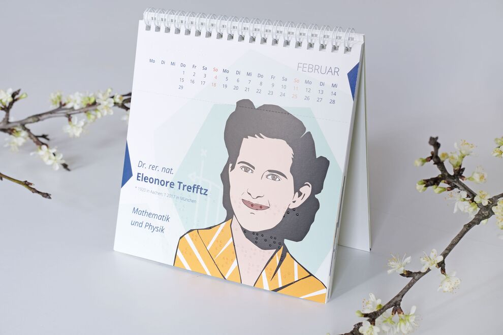 Aufgestellter Postkartenkalender mit Kalendarium und gezeichnetem Porträt von Dr.rer.nat. Eleonore Trefftz