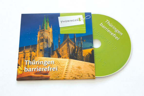 CD-Hülle "Thüringen barrierefrei"mit Ansicht eines Doms und angeschnittener Reliefkarte, CD schaut zur Hälfte aus der Hülle